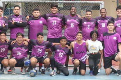 Son 80 miembros de un deporte que va creciendo. Los dirigen la entrenadora Yajaira Mosquera y el goleador mundial Eduardo Quiñónez. Aquí la autogestión es la que manda.