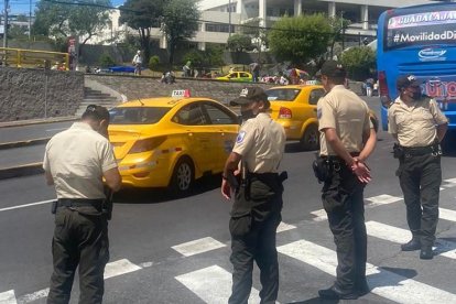 Afuera del hospital detuvieron a dos sujetos implicados en el atentado.