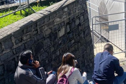 Francisco Pilatuña llegó al anfiteatro con otros allegados para retirar los restos de su hijo.