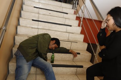 Aunque tenga todas las ganas de dejarlo botado, no lo abandone, puede correr peligro o lastimar a otros.