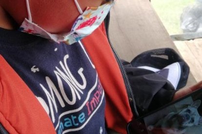 El hijo de Víctor se pasa el día viendo las fotos de sus perros, los extraña.