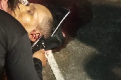 Un familiar de Ortega lo abrazó luego de que el cuerpo quedó tendido en el centro de la cancha.