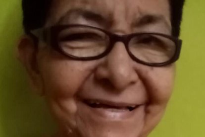 Magaly Galarza está felizota por los $ 10 que se ganó. Ya tiene para la ‘jama’ del día.