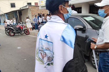 Cristóbal Cevallos ‘vistió’ la bandera de Manta con un lazo negro.