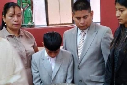 En esta fotografía se observa a Yadira (chaqueta negra) durante el bautizo de su hijo.