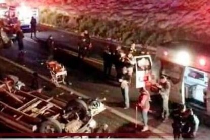 La camioneta se volcó en la autopista México-Veracruz, en el tramo Azumbilla-El Seco, la noche del viernes 12 de agosto de 2022.