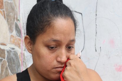 Geraldine Córdoba abraza una de las prendas de vestir preferida de su ñaño Jean Carlos Campuzano.