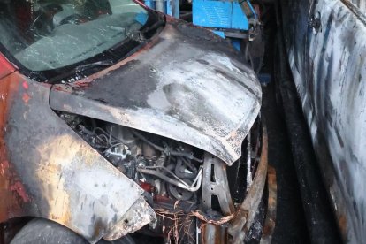 Su vehículo quedó con el motor destruido y daños en la carrocería.
