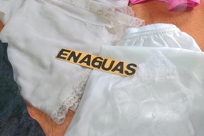 'Arrumadas' permanecen las enaguas. Las telas con las cuales las confeccionan son seda y algodón.
