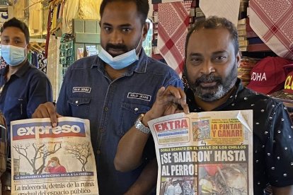 Los árabes junto a las portadas de EXTRA y EXPRESO en Doha.