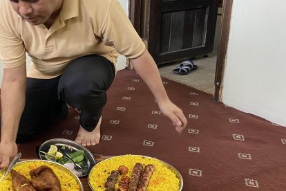 La tradición de los árabes es comer en el suelo, te llevan la comida hasta el sitio.