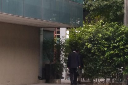 Nicol y su padre, don Segundo, intentaban de ver a Geovana, por medio de los ventanales de la Unidad Judicial de Tránsito.