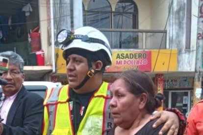 León junto a la familiar de uno de los rescatados.