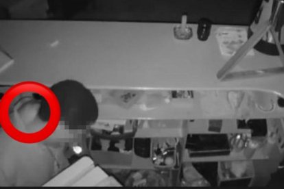 Al hombre lo identificaron en el video de un robo a un local por el tumor que tiene en la nuca (círculo).