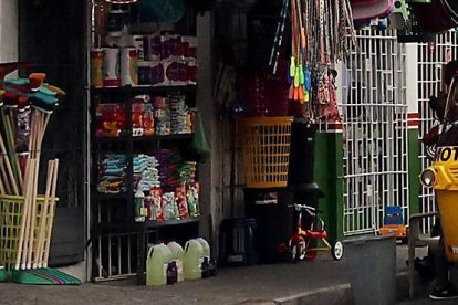 Quienes trabajan en los negocios temen que los 'vacunadores' los visiten para pedirles plata.