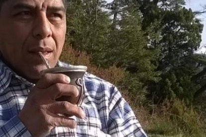 Emilio Acosta Valdiviezo tomando mate, una bebida tradicional en Argentina.