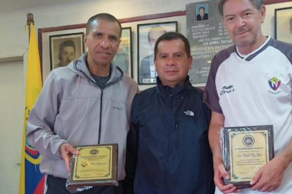 Chifle Mosquera y el Flaco Paz y  Miño fueron homenajeados por la liga San Bartolo.