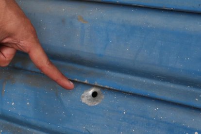 Tres disparos se produjeron contra la puerta del taller.