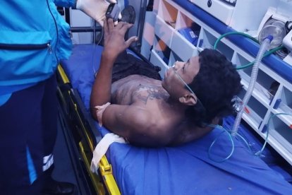 Joe Flores León fue embarcado en una ambulancia y trasladado a Guayaquil.