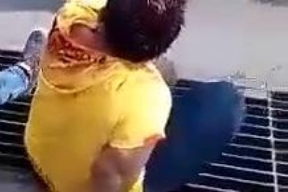 Le dieron una golpiza antes de entregarlos a la policía.