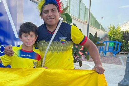 Darwin Bermeo con sus hijos Gabriel y Elías llegaron desde Noruega para ver a la Tri.