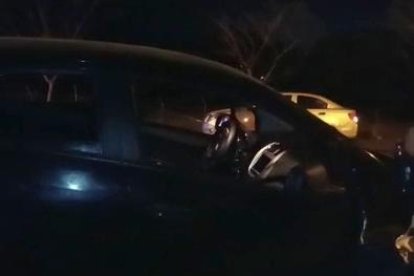 Este es el auto que los agentes encontraron botado, lleno de armamento.