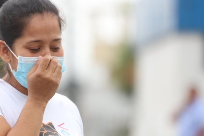 Pese a su embarazo, esta señora llegó desde el Guasmo para retirar el cuerpo de su esposo.