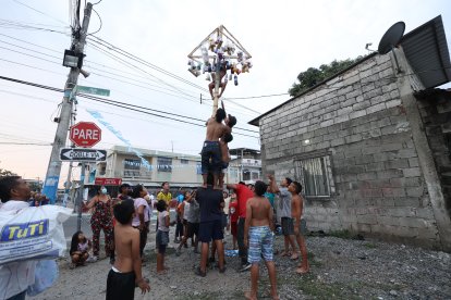 Momento en que los chiquillos querían llegar al punto más alto de la caña para poder bajar los premios.