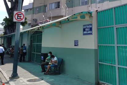 En los exteriores de la clínica en la que se encuentra la agente hay resguardo policial.