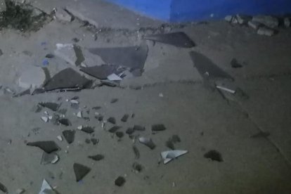 Los daños materiales causados por la explosión en el cuarte de la Policía.