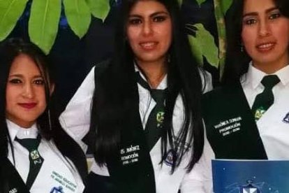 Verónica Songor  (derecha) se graduó de bachiller en julio de 2018. Aquí junto a sus compañeras.