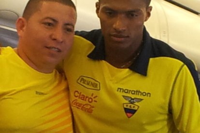 Líder Mejía era una figura reconocida del fútbol ecuatoriano. En esta foto posó junto a Antonio Valencia, también retirado de las canchas.