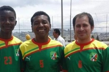 Rodríguez (en medio) fue uno de los fundadores del equipo Guamote.