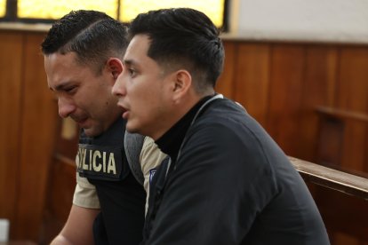 El  cabo segundo Ángelo Murillo llorando recordó los momentos que  compartió con su amiga.