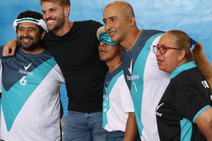 Javier Burrai se dio tiempo para las fotos del recuerdo con las deportistas.