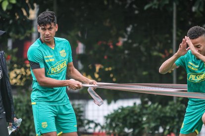 Como en los viejos tiempos, Fabián Bustos junto a Xavier Arreaga y Byron Castillo en el entrenamiento de Barcelona. Los tres regresaron.