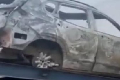 La ira de la 'pípol' hizo que quemen uno de los dos autos en los que se movilizaban.