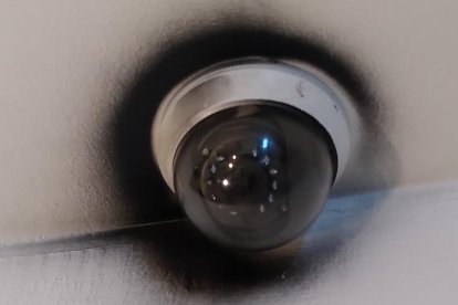 Con spray, los antisociales pintaron las cámaras.