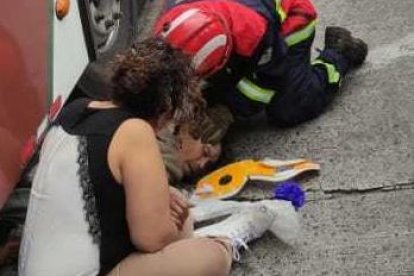 María del Carmen fue aplastada por el neumático del autobús. Murió en el hospital.