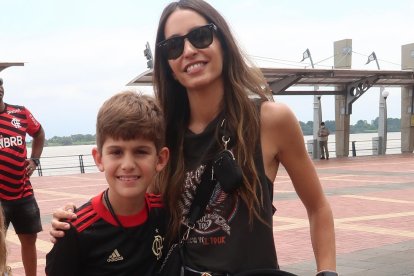 Patricia Rodríguez, esposa de Filipe Luís, junto a sus hijos Sara, Lucas y Thiago.