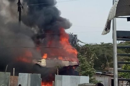 Las llamas consumieron las pertenencias de Ángel.