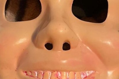 Esta máscara fue encontrada en la casa del detenido.