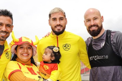 Jenny junto a Víctor Figueroa, Francisco  Fydriszewski y Juan Manuel Tévez.