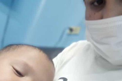 Wilmary hasta tuvo que aprender enfermería para ayudar a su bebito, que necesita atención especial.