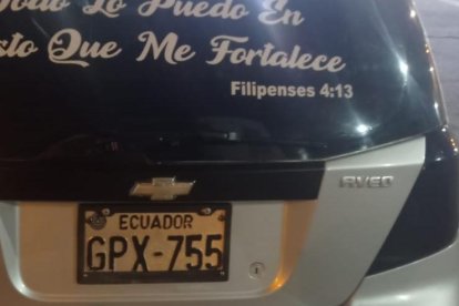 En este carro con placa adulterada se movilizaban los sospechosos y llevaban a la pareja.