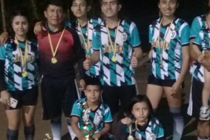 La joven era una destacada futbolista y en la imagen se la mira junto a su padre (buzo rojo).