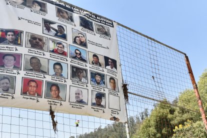 La canchita del barrio quedó bajo un ‘mar’ de lodo. A punta de mingas la vuelven a levantar.