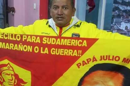 Carlos Chicaiza heredó de su padre Julio la pasión por Aucas. Llevó su imagen al estadio.