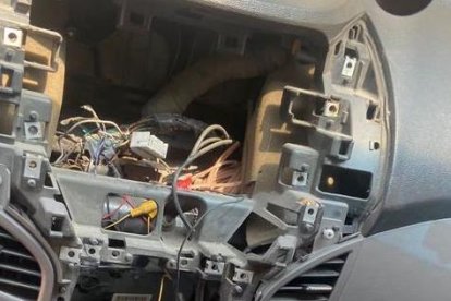 La computadora, bocina, radio, batería, entre otros elementos del auto fueron robados