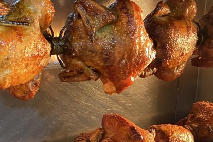 Los pollos asados en Catar son pequeñones. Cuestan unos 7 dólares.